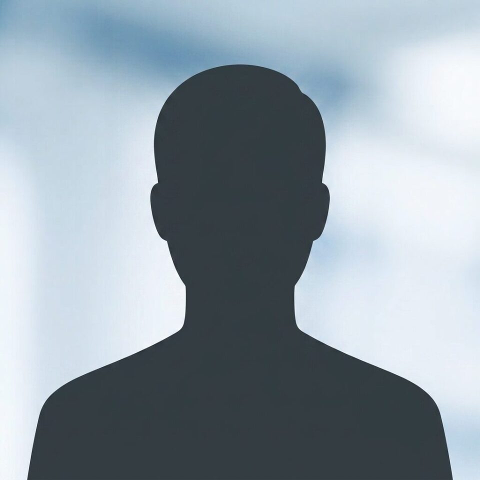 Zu sehen ist die dunkle Silhouette eines Kopfes und Oberkörpers vor einem hellen, weich verlaufenden Hintergrund. Die Konturen sind klar erkennbar, während Gesichtszüge und Details vollständig ausgeblendet bleiben. Das Bild wirkt schlicht und dient als neutrale Platzhalterdarstellung einer Person.