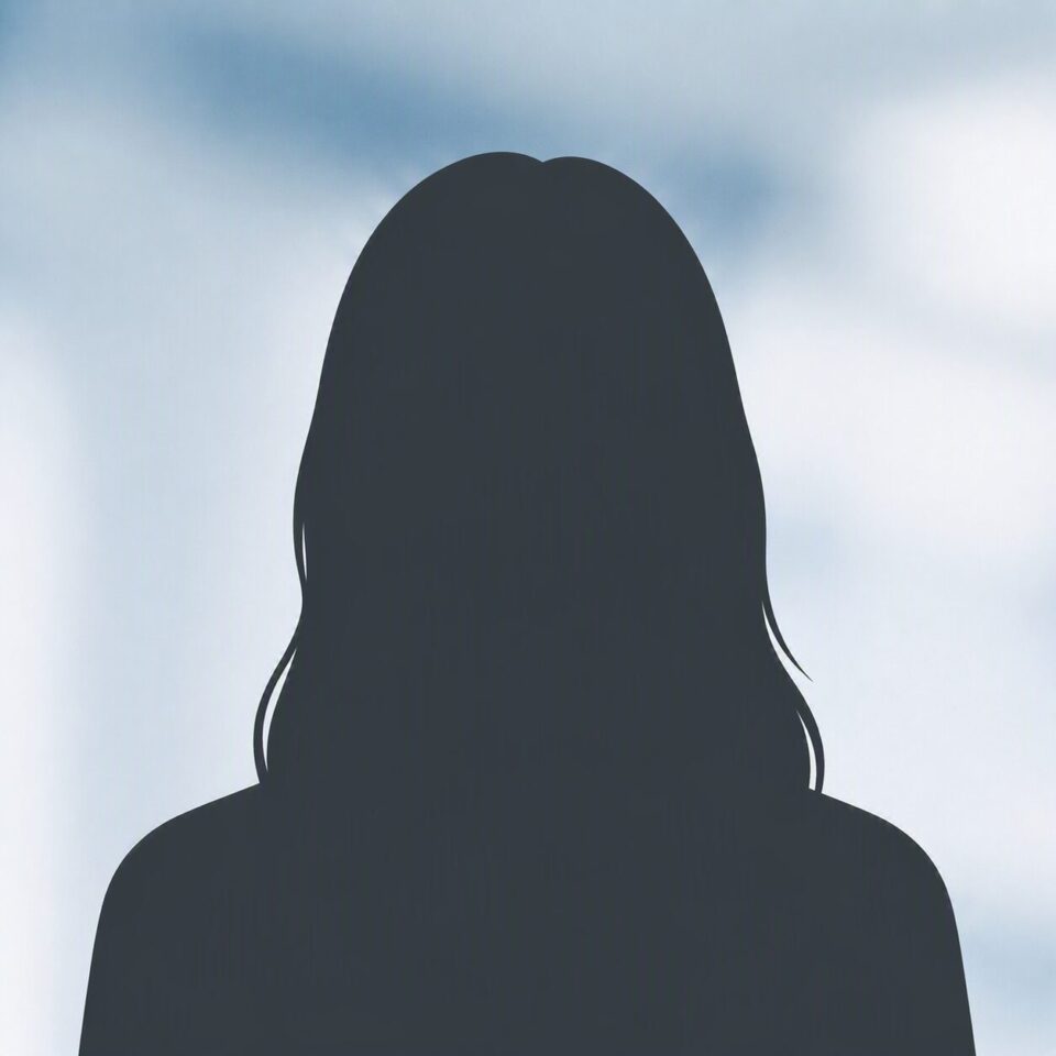 Zu sehen ist die dunkle Silhouette eines Kopfes und Oberkörpers mit langen, nach unten fallenden Haaren vor einem hellen, weich verlaufenden Hintergrund. Die Konturen sind klar erkennbar, während sämtliche Gesichtszüge und Details ausgeblendet bleiben. Das Bild wirkt schlicht und dient als neutrale Platzhalterdarstellung einer Person.