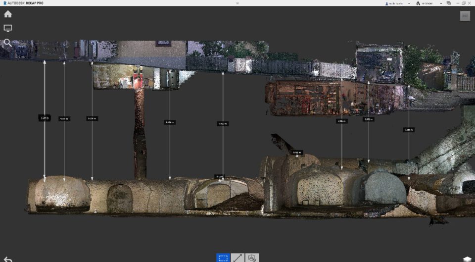 Das Bild zeigt eine digitale 3D-Darstellung eines Kellerbereichs in Kombination mit der darüberliegenden Straßen- und Gebäudestruktur. Oben ist die Oberfläche mit Gebäuden und Gehwegen zu sehen, während darunter mehrere gewölbte Kellerkammern und Gänge dargestellt sind. Die Kellerstrukturen sind mit Maßangaben versehen, die die Tiefe und Position der einzelnen Räume im Verhältnis zur Oberfläche verdeutlichen.