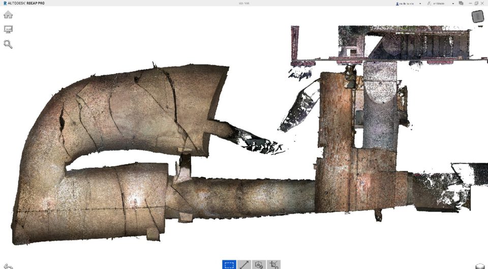 Das Bild zeigt eine digitale 3D-Darstellung eines Kellerbereichs in Draufsicht. Die Struktur besteht aus mehreren gewölbten Räumen und Gängen, die durch ihre unregelmäßige Form und sichtbare Risse in den Decken gekennzeichnet sind.