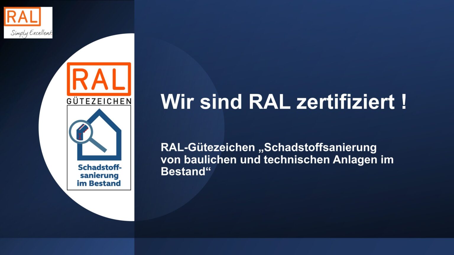 Das Bild zeigt eine grafische Darstellung zur RAL-Zertifizierung. Links ist das RAL-Gütezeichen abgebildet, das ein orangefarbenes Rechteck mit der Aufschrift RAL enthält und darunter ein Symbol für Schadstoffsanierung im Bestand. Rechts steht in weißer Schrift auf dunkelblauem Hintergrund der Hinweis, dass eine RAL-Zertifizierung vorliegt, ergänzt durch die Beschreibung des Gütezeichens für Schadstoffsanierung von baulichen und technischen Anlagen im Bestand.