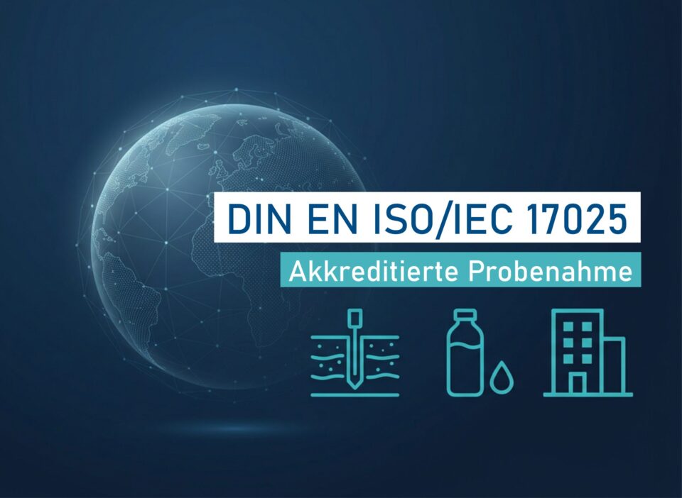 Es ist eine stilisierte Darstellung der Erde vor einem dunkelblauen Hintergrund zu sehen, umgeben von feinen Linien und Punkten, die ein digitales Netzwerk andeuten. Davor stehen gut lesbar die Begriffe DIN EN ISO/IEC 17025 und Akkreditierte Probenahme, begleitet von einfachen Symbolen für Bodenprobenahme, eine Flüssigkeitsprobe und ein Gebäude.