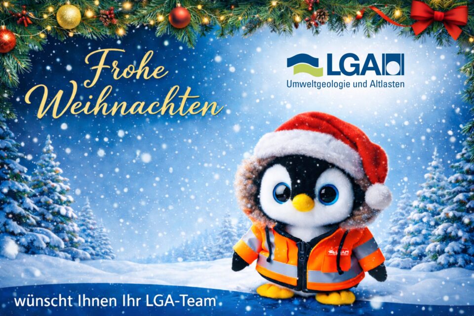 Das Bild zeigt eine winterliche Szene mit einem niedlichen Pinguin im Vordergrund. Der Pinguin trägt eine orangefarbene Warnweste und eine rote Weihnachtsmütze mit weißem Fellrand. Im Hintergrund sind verschneite Tannen und ein festlich dekorierter Rahmen mit grünen Zweigen, roten Schleifen und goldenen Kugeln zu sehen.