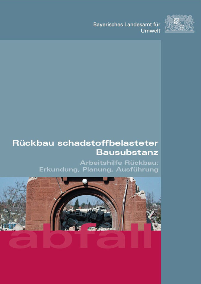 Das Bild zeigt die Titelseite einer Fachpublikation mit einer Kombination aus ruhigen Blautönen und einem kräftigen roten Farbbereich im unteren Teil. In der Mitte ist ein zerstörter Torbogen mit Schutt und Trümmern im Hintergrund zu sehen. Die Gestaltung verweist auf das Thema Rückbau und Abbruch belasteter Bausubstanz.