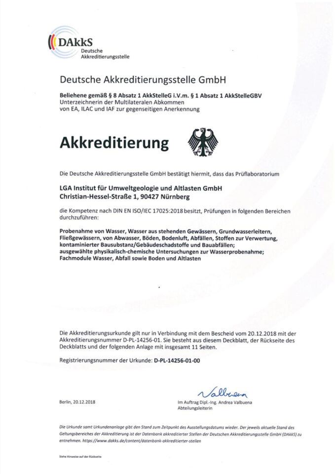 Das Bild zeigt eine offizielle Akkreditierungsurkunde auf weißem Hintergrund mit klar strukturierter schwarzer Schrift. Im oberen Bereich sind das Logo der Akkreditierungsstelle sowie ein Bundesadler abgebildet. Darunter folgen formelle Angaben zum geprüften Institut, zu Prüfbereichen und zur Gültigkeit der Urkunde.