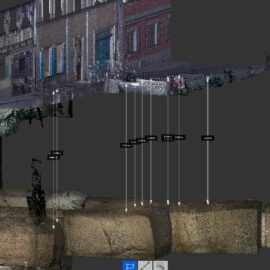 Zu sehen ist eine digitale 3D-Darstellung bzw. Punktwolkenansicht eines unterirdischen Hohlraumsystems. Oben ist ein teilweise transparent dargestellter Straßenzug mit mehreren Gebäudefassaden zu erkennen. Darunter verläuft ein länglicher, röhrenförmiger Hohlraum aus Gestein oder Beton. Mehrere senkrechte Messpfeile mit Entfernungsangaben verbinden die Oberfläche mit dem darunterliegenden Hohlraum.