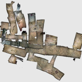 Das Bild zeigt eine digitale 3D-Punktwolken-Darstellung eines unterirdischen Gang- und Raumsystems in Draufsicht. Mehrere schlauchförmige, unregelmäßig verlaufende Gänge sind miteinander verbunden und bilden ein verzweigtes Netzwerk. Die Oberflächen wirken körnig und gesprenkelt, typisch für eine aus Laserscandaten erzeugte Struktur.