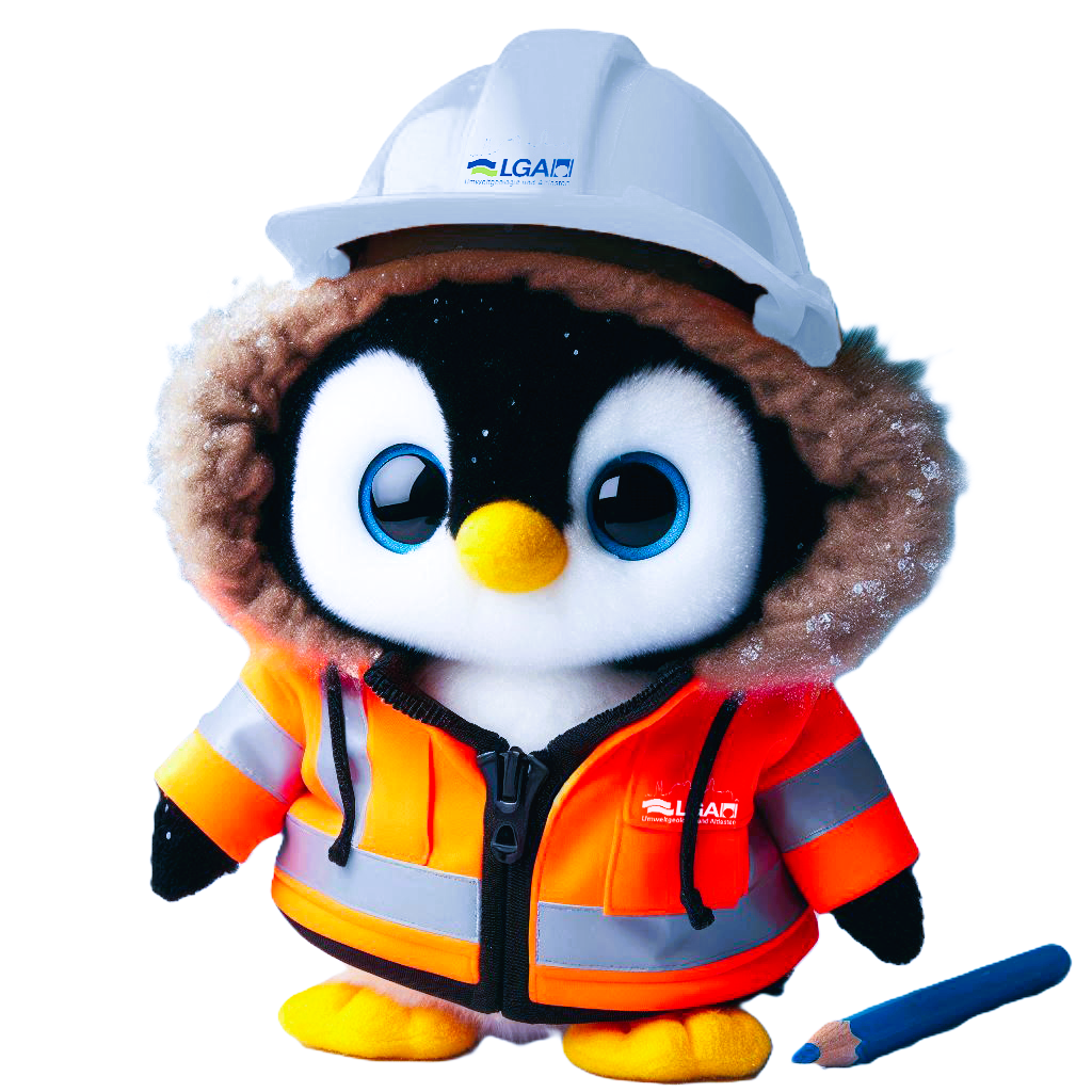 Das Bild zeigt ein Plüschtier in Form eines Pinguins, das mit einer orangefarbenen Warnschutzjacke und einem weißen Bauhelm bekleidet ist. Der Pinguin steht aufrecht und trägt eine Kapuze mit Fellrand, die den Kopf umrahmt. Rechts neben dem Pinguin liegt ein blauer Buntstift auf einer weißen Fläche.