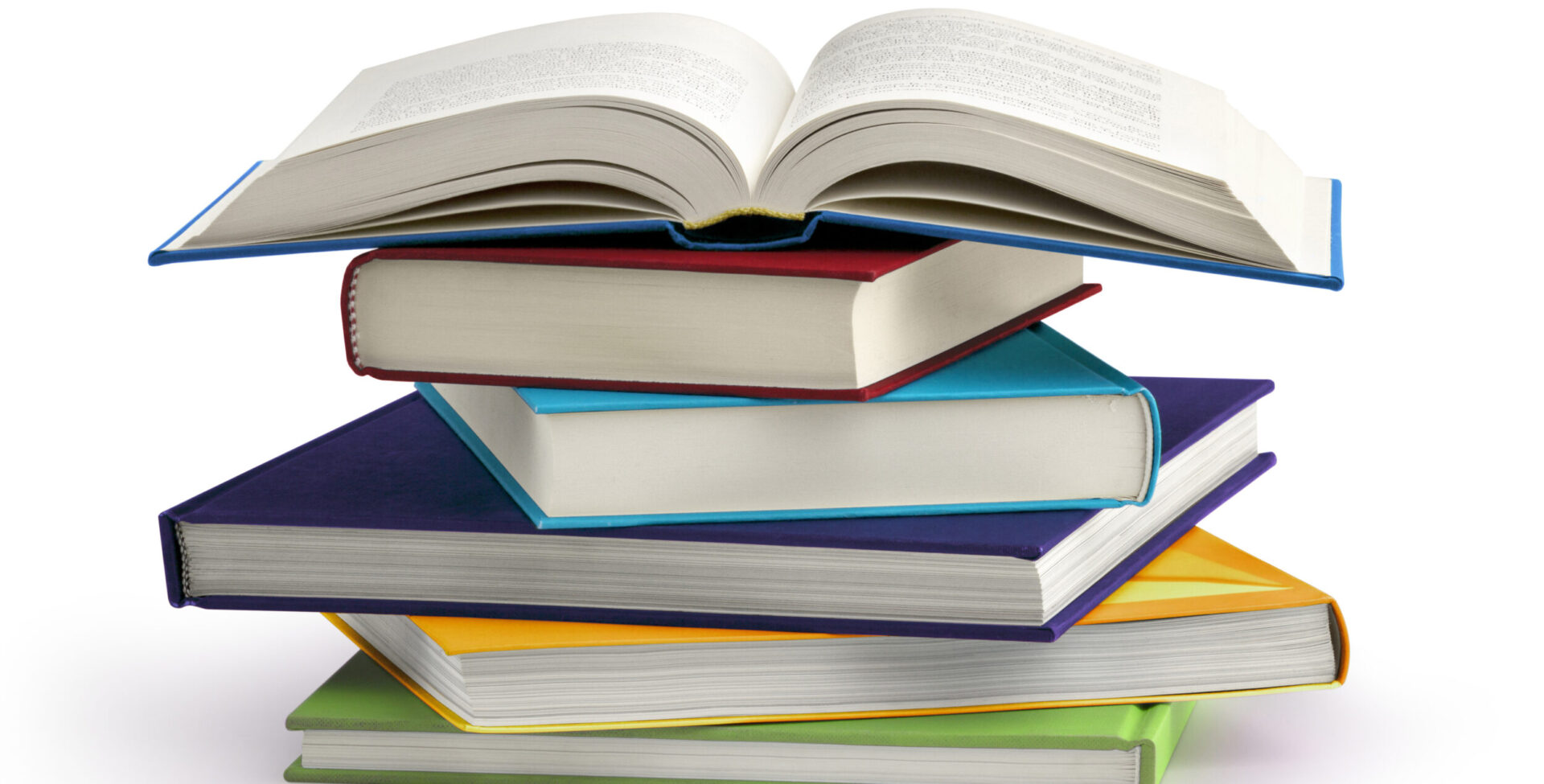 Das Bild zeigt einen Stapel mehrerer Bücher in unterschiedlichen Farben, die übereinander liegen. Ganz oben befindet sich ein geöffnetes Buch, dessen Seiten sichtbar sind, während die anderen Bücher geschlossen sind.